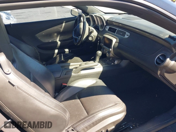 2013 Chevrolet Camaro LT z VIN 2G1FC1E30D9128690, wystawiony jako IAAI lot #41856470 z przebiegiem 139 573 mil mil oraz . Historia ofert i sprzedaży dostępna na DreamBid. Obrazek 5.