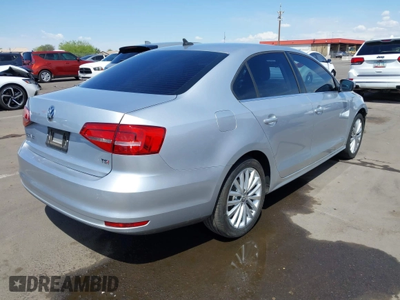 2015 Volkswagen Jetta SE z VIN 3VWD17AJ4FM336834, wystawiony jako IAAI lot #41953192 z przebiegiem 40 893 mil mil oraz . Historia ofert i sprzedaży dostępna na DreamBid. Obrazek 4.