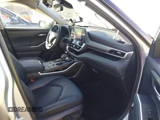 2022 Toyota Highlander XLE with VIN 5TDGZRBH4NS575217, listed as a IAAI auction lot 41863526 with 67,324 mi miles and . Bid and sale history available at DreamBid. Image 5.