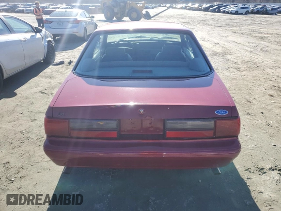 1993 Ford Mustang z VIN 1FACP40E4PF155840, wystawiony jako Copart lot #88301375 z przebiegiem 2 135 mil mil oraz Czysty tytuł • Clean title. Historia ofert i sprzedaży dostępna na DreamBid. Obrazek 6.