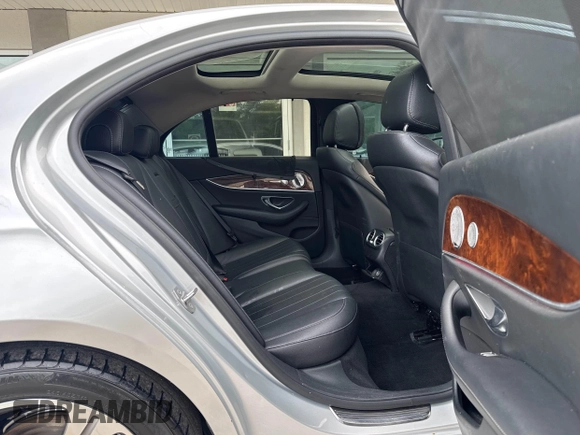 2017 Mercedes-Benz E 300 Luxury with VIN WDDZF4JB3HA096747, listed as a IAAI auction lot 42665129 with 142,397 mi miles and . Bid and sale history available at DreamBid. Image 8.