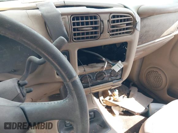 1999 Chevrolet Blazer LS z VIN 1GNCS13W1X2120019, wystawiony jako IAAI lot #41766379 z przebiegiem Nie podano mil oraz . Historia ofert i sprzedaży dostępna na DreamBid. Obrazek 12.