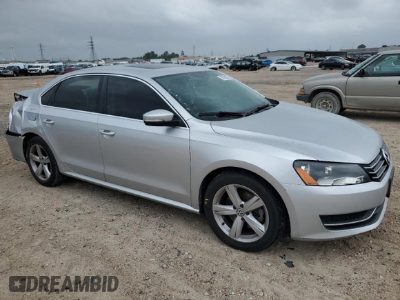 2013 Volkswagen Passat SE z VIN 1VWBH7A37DC083799, wystawiony jako Copart lot #55796875 z przebiegiem 111 747 mil mil oraz Szkoda całkowita • Salvage title. Historia ofert i sprzedaży dostępna na DreamBid. Obrazek 4.