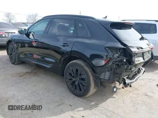 2024 Audi Q8 e-tron z VIN WA16AAGE2RB031437, wystawiony jako IAAI lot #41761720 z przebiegiem 19 579 mil mil oraz . Historia ofert i sprzedaży dostępna na DreamBid. Obrazek 3.
