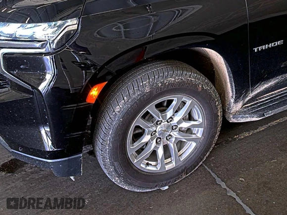 2022 Chevrolet Tahoe LS z VIN 1GNSKMKD7NR129745, wystawiony jako IAAI lot #42566236 z przebiegiem 95 126 mil mil oraz . Historia ofert i sprzedaży dostępna na DreamBid. Obrazek 21.