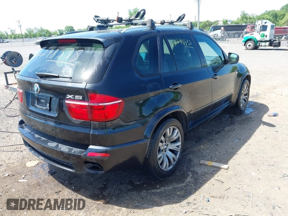 2013 BMW X5 xDrive50i z VIN 5UXZV8C54D0C15421, wystawiony jako IAAI lot #42298535 z przebiegiem 118 890 mil mil oraz . Historia ofert i sprzedaży dostępna na DreamBid. Obrazek 4.
