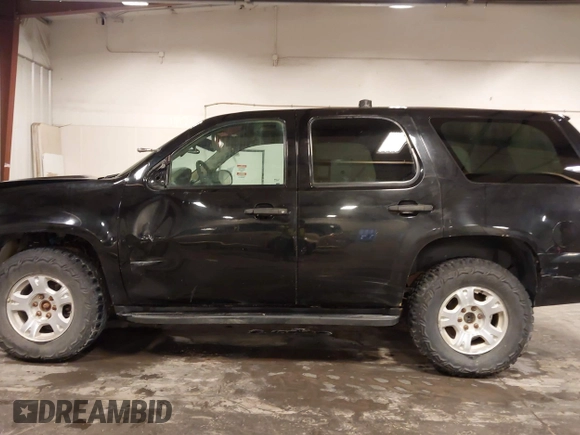 2013 Chevrolet Tahoe Commercial z VIN 1GNSK2E01DR331721, wystawiony jako IAAI lot #42093449 z przebiegiem 178 731 mil mil oraz . Historia ofert i sprzedaży dostępna na DreamBid. Obrazek 18.