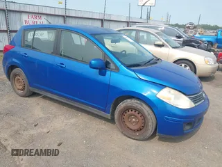 2007 Nissan Versa S z VIN 3N1BC13E87L367967, wystawiony jako IAAI lot #42412791 z przebiegiem 239 800 mil mil oraz . Historia ofert i sprzedaży dostępna na DreamBid. Obrazek 1.