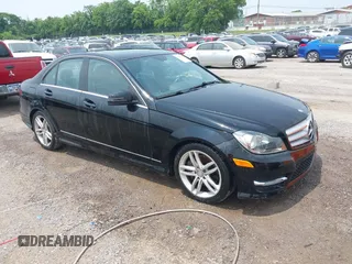 2013 Mercedes-Benz C 300 Sport z VIN WDDGF8AB9DA792571, wystawiony jako IAAI lot #42455344 z przebiegiem 122 238 mil mil oraz . Historia ofert i sprzedaży dostępna na DreamBid. Obrazek 1.