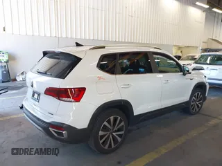 2022 Volkswagen Taos SE z VIN 3VVLX7B20NM064027, wystawiony jako IAAI lot #40429741 z przebiegiem 31 290 mil mil oraz . Historia ofert i sprzedaży dostępna na DreamBid. Obrazek 4.