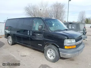 2004 Chevrolet Express Passenger with VIN 1GAHG39U641170703, listed as a IAAI auction lot 41745878 with 194,636 mi miles. Bid and sale history available at carsss.com. Image 1.