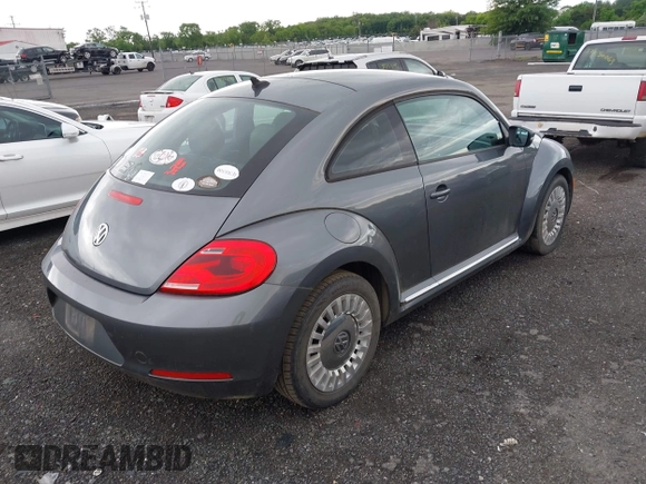 2014 Volkswagen Beetle 1.8T z VIN 3VWJ17AT4EM640278, wystawiony jako IAAI lot #42198194 z przebiegiem 136 096 mil mil oraz . Historia ofert i sprzedaży dostępna na DreamBid. Obrazek 4.