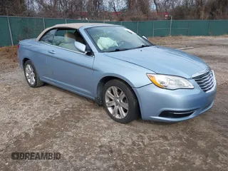 2013 Chrysler 200 Touring z VIN 1C3BCBEG4DN628089, wystawiony jako IAAI lot #41611780 z przebiegiem 107 387 mil mil oraz . Historia ofert i sprzedaży dostępna na DreamBid. Obrazek 1.
