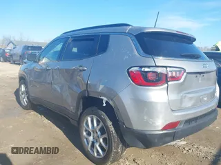 2023 Jeep Compass Latitude Lux z VIN 3C4NJDFN4PT530739, wystawiony jako IAAI lot #42038351 z przebiegiem 32 574 mil mil oraz . Historia ofert i sprzedaży dostępna na DreamBid. Obrazek 3.