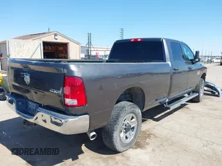 2018 Ram 2500 Tradesman z VIN 3C6UR5HL8JG283609, wystawiony jako IAAI lot #42491762 z przebiegiem 139 492 mil mil oraz . Historia ofert i sprzedaży dostępna na DreamBid. Obrazek 4.
