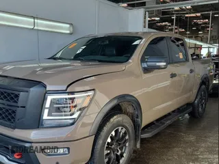 2021 Nissan Titan SV z VIN 1N6AA1ED9MN525289, wystawiony jako Copart lot #49928375 z przebiegiem 52 037 mil mil oraz Czysty tytuł • Clean title. Historia ofert i sprzedaży dostępna na DreamBid. Obrazek 1.