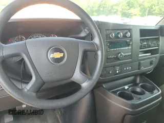 2018 Chevrolet Express Cargo z VIN 1GCWGAFP5J1204160, wystawiony jako IAAI lot #42621020 z przebiegiem 164 194 mil mil oraz . Historia ofert i sprzedaży dostępna na DreamBid. Obrazek 6.