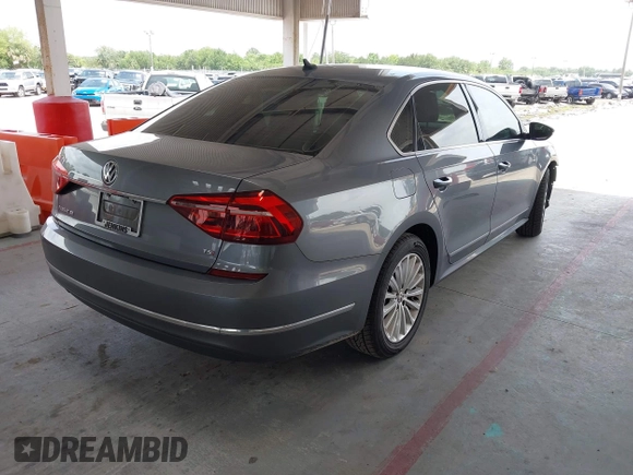 2017 Volkswagen Passat SE z VIN 1VWBT7A32HC031209, wystawiony jako IAAI lot #42445548 z przebiegiem 83 477 mil mil oraz . Historia ofert i sprzedaży dostępna na DreamBid. Obrazek 4.