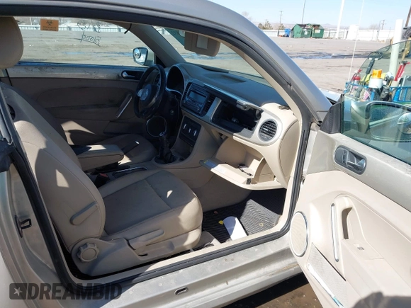 2013 Volkswagen Beetle с VIN 3VWHX7AT0DM663696, выставлен на аукционе IAAI как лот 41485832 с пробегом 111 465 миль миль и . История ставок и продаж доступна на DreamBid. Изображение 5.
