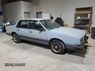 1985 Chevrolet Celebrity z VIN 2G1AW19X2F1138184, wystawiony jako Copart lot #82756234 z przebiegiem 11 872 mil mil oraz Tytuł czysty. Historia ofert i sprzedaży dostępna na DreamBid. Obrazek 4.