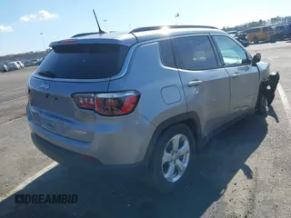 2019 Jeep Compass Altitude z VIN 3C4NJCBB9KT736881, wystawiony jako IAAI lot #41877957 z przebiegiem 63 566 mil mil oraz . Historia ofert i sprzedaży dostępna na DreamBid. Obrazek 4.