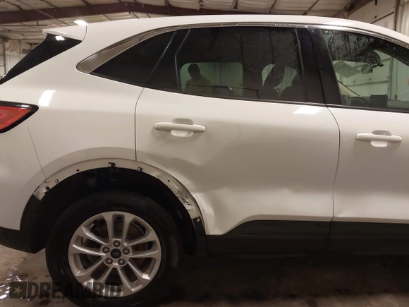 2020 Ford Escape SE z VIN 1FMCU9G66LUB84594, wystawiony jako IAAI lot #42260684 z przebiegiem 148 001 mil mil oraz . Historia ofert i sprzedaży dostępna na DreamBid. Obrazek 6.