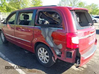 2013 Chrysler Town & Country Touring z VIN 2C4RC1BG0DR808746, wystawiony jako IAAI lot #42211342 z przebiegiem 117 542 mil mil oraz . Historia ofert i sprzedaży dostępna na DreamBid. Obrazek 3.