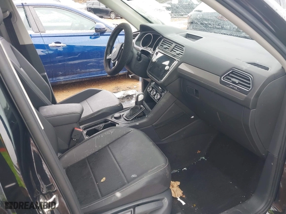 2021 Volkswagen Tiguan SE with VIN 3VV2B7AX6MM102379, listed as a IAAI auction lot 41613929 with 42,483 mi miles. Bid and sale history available at carsss.com. Image 5.