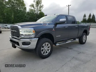 2020 Ram 2500 Laramie z VIN 3C6UR5FL1LG102159, wystawiony jako Copart lot #54927245 z przebiegiem 87 348 mil mil oraz Szkoda całkowita • Salvage title. Historia ofert i sprzedaży dostępna na DreamBid. Obrazek 1.