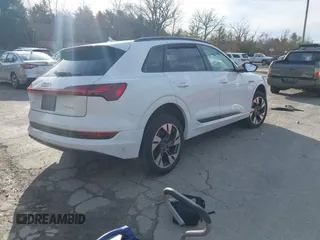 2022 Audi e-tron Premium z VIN WA1AAAGE2NB040546, wystawiony jako IAAI lot #41813053 z przebiegiem 47 002 mil mil oraz . Historia ofert i sprzedaży dostępna na DreamBid. Obrazek 4.