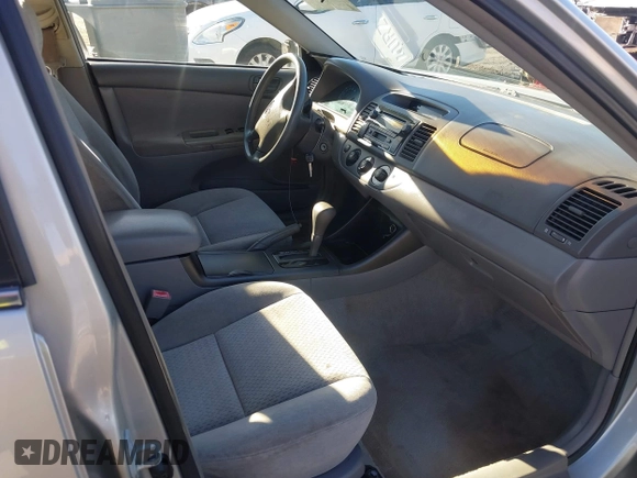 2002 Toyota Camry XLE z VIN 4T1BF30K82U506516, wystawiony jako IAAI lot #41278261 z przebiegiem 211 049 mil mil oraz . Historia ofert i sprzedaży dostępna na DreamBid. Obrazek 5.