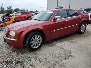 2008 Chrysler 300 C Hemi z VIN 2C3KA63H98H140585, wystawiony jako Copart lot #56714545 z przebiegiem 106 550 mil mil oraz Nie do naprawy • Non repairable. Historia ofert i sprzedaży dostępna na DreamBid. Obrazek 1.