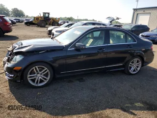 2013 Mercedes-Benz C 300 Sport z VIN WDDGF8AB3DA876949, wystawiony jako Copart lot #61582065 z przebiegiem 100 679 mil mil oraz Szkoda całkowita • Salvage title. Historia ofert i sprzedaży dostępna na DreamBid. Obrazek 1.