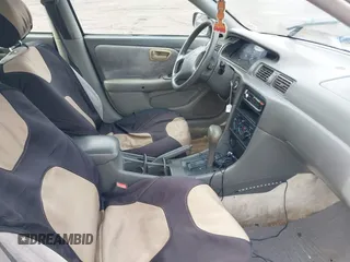 1998 Toyota Camry LE z VIN 4T1BG22K7WU236334, wystawiony jako IAAI lot #41662673 z przebiegiem 182 960 mil mil oraz . Historia ofert i sprzedaży dostępna na DreamBid. Obrazek 5.