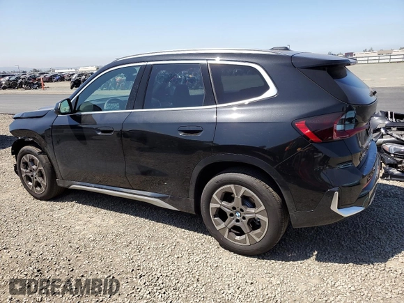 2025 BMW X1 xDrive28i z VIN WBX73EF06S5209777, wystawiony jako Copart lot #52076935 z przebiegiem 324 mil mil oraz Szkody całkowita. Historia ofert i sprzedaży dostępna na DreamBid. Obrazek 2.