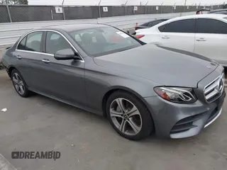 2017 Mercedes-Benz E 300 Luxury z VIN WDDZF4JB5HA286775, wystawiony jako IAAI lot #42452267 z przebiegiem 83 812 mil mil oraz . Historia ofert i sprzedaży dostępna na DreamBid. Obrazek 1.