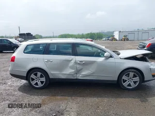 2009 Volkswagen Passat z VIN WVWXK73C69E027467, wystawiony jako IAAI lot #42277275 z przebiegiem 145 956 mil mil oraz . Historia ofert i sprzedaży dostępna na DreamBid. Obrazek 6.