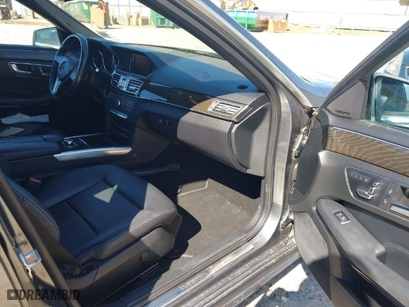 2016 Mercedes-Benz E-Class E 350 Luxury with VIN WDDHF8JB9GB268131, listed as a IAAI auction lot 41809946 with 118,547 mi miles. Bid and sale history available at carsss.com. Image 5.