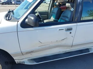 1995 Ford Explorer Eddie Bauer z VIN 1FMDU34XXSZA95353, wystawiony jako IAAI lot #42311338 z przebiegiem 199 013 mil mil oraz . Historia ofert i sprzedaży dostępna na DreamBid. Obrazek 6.