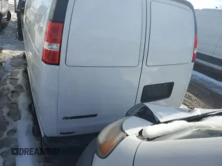 2022 Chevrolet Express Cargo z VIN 1GCWGAF72N1259915, wystawiony jako Copart lot #82166044 z przebiegiem Nie podano mil oraz Szkoda całkowita • Salvage title. Historia ofert i sprzedaży dostępna na DreamBid. Obrazek 6.