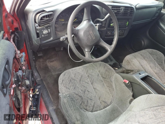 2000 GMC Sonoma SLS z VIN 1GTCS19W1Y8146005, wystawiony jako Copart lot #44068505 z przebiegiem 283 782 mil mil oraz Szkody całkowita. Historia ofert i sprzedaży dostępna na DreamBid. Obrazek 8.