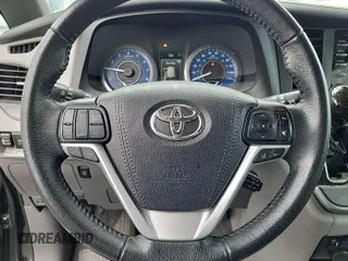 2020 Toyota Sienna XLE z VIN 5TDDZ3DC9LS240453, wystawiony jako IAAI lot #42566212 z przebiegiem 94 405 mil mil oraz . Historia ofert i sprzedaży dostępna na DreamBid. Obrazek 25.