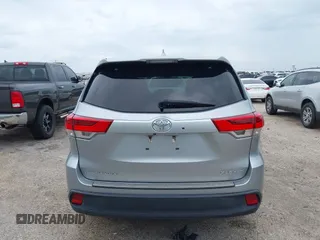 2017 Toyota Highlander XLE z VIN 5TDJZRFH6HS509725, wystawiony jako IAAI lot #42677602 z przebiegiem 120 311 mil mil oraz . Historia ofert i sprzedaży dostępna na DreamBid. Obrazek 16.