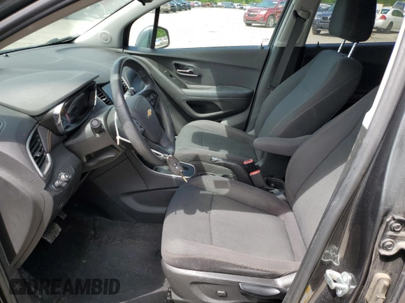 2020 Chevrolet Trax LS z VIN 3GNCJNSB7LL273019, wystawiony jako Copart lot #56684175 z przebiegiem 69 822 mil mil oraz Szkoda całkowita • Salvage title. Historia ofert i sprzedaży dostępna na DreamBid. Obrazek 7.