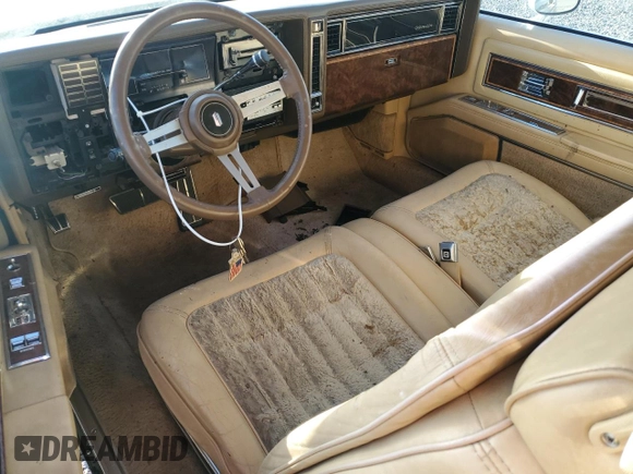 1985 Oldsmobile Toronado Custom Brougham z VIN 1G3EZ57Y6FE321802, wystawiony jako Copart lot #77305454 z przebiegiem 51 559 mil mil oraz Szkoda całkowita • Salvage title. Historia ofert i sprzedaży dostępna na DreamBid. Obrazek 8.
