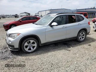 2015 BMW X1 sDrive28i z VIN WBAVM1C55FV317854, wystawiony jako Copart lot #52201705 z przebiegiem 86 015 mil mil oraz Szkoda całkowita • Salvage title. Historia ofert i sprzedaży dostępna na DreamBid. Obrazek 1.