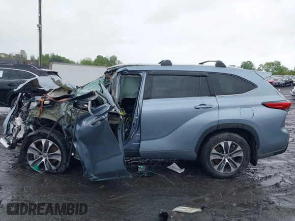 2022 Toyota Highlander XLE with VIN 5TDHZRBH2NS191084, listed as a IAAI auction lot 42329770 with Not provided miles and . Bid and sale history available at DreamBid. Image 13.