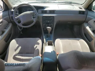 1998 Toyota Camry LE z VIN JT2BG22K8W0192431, wystawiony jako Copart lot #59421795 z przebiegiem 63 232 mil mil oraz Czysty tytuł • Clean title. Historia ofert i sprzedaży dostępna na DreamBid. Obrazek 8.
