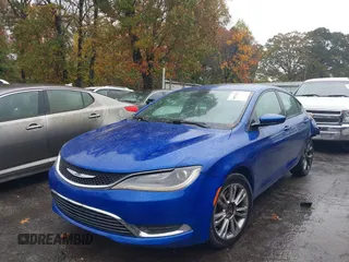 2015 Chrysler 200 S z VIN 1C3CCCBG5FN527287, wystawiony jako IAAI lot #40855530 z przebiegiem 161 575 mil mil oraz . Historia ofert i sprzedaży dostępna na DreamBid. Obrazek 2.