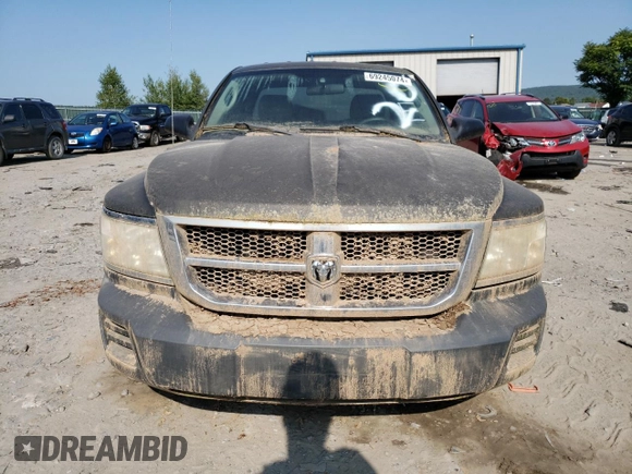 2008 Dodge Dakota z VIN 1D7HW32K58S571930, wystawiony jako Copart lot #69245074 z przebiegiem Nie podano mil oraz Szkoda całkowita • Salvage title. Historia ofert i sprzedaży dostępna na DreamBid. Obrazek 5.